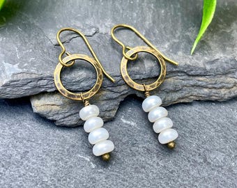 Pendientes colgantes de perlas de agua dulce, estilo bohemio, de latón antiguo martillado, joyería rústica hecha a mano.