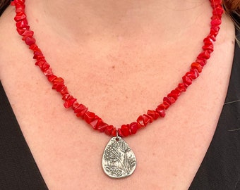 Natürliche rote Koralle Halskette, Statement Edelstein Halskette, Perlen Koralle Splitter Halskette, klobige Perlen Halskette, rohe Korallen Perlen, Boho Halskette