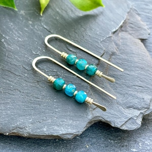 Blaue Apatit Threader Ohrringe, Sterling Silber, Offene Hoop Ohrhänger, Perlen Edelstein Ohrringe, Minimalistische Boho Edelstein, Neon Apatit Creolen