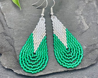 Pendientes de cuentas de semillas verde Kelly tejidos a mano: joyería bohemia con forma de lágrima
