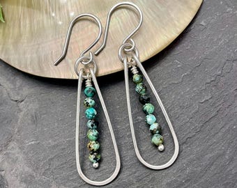 Orecchini pendenti a goccia in argento sterling con turchese: orecchini realizzati a mano