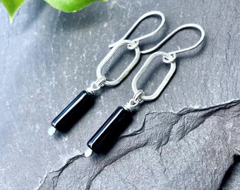 Sterlingzilveren zwarte agaat hangoorbellen: moderne minimalistische sieraden