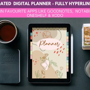 Könnte beinhalten: Ein undatierter digitaler Planer mit floralem Design auf einem Tablet. Das Bild zeigt einen Stift, ein Notizbuch, Kaffee und Kaffeebohnen. Der Planer trägt die Aufschrift "Planner". Der Text oben lautet "UNDATED DIGITAL PLANNER - FULLY HYPERLINKED."