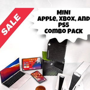 Puede incluir: Un pack combinado en miniatura de consolas Apple, Xbox y PS5. El conjunto incluye un portátil plateado, una tableta, un teléfono inteligente y tres consolas de juegos. Las consolas son negras, verdes y blancas. El conjunto está a la venta.