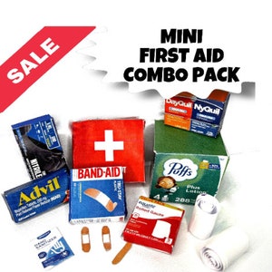 Puede incluir: Un kit de primeros auxilios combinado en miniatura con una cruz roja en la parte delantera de la caja. El kit incluye vendas, gasa, desinfectante de manos, pastillas para el dolor y otros suministros de primeros auxilios.