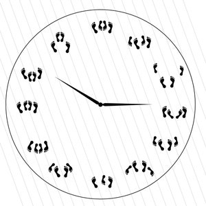 Könnte beinhalten: Eine schwarz-weiße Uhr mit Fußabdrücken als Zahlen. Die Uhrzeiger zeigen auf 12:00 Uhr.