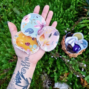 Reusable face pads, eco-friendly exfoliating, makeup removing wipes and lace wash bag