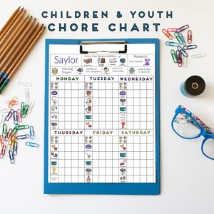 Könnte beinhalten: Ein blauer Klemmbrett mit einem weißen Aufgabenplan für Kinder. Der Plan ist mit "Children & Youth Chore Chart" betitelt und trägt oben den Namen "Saylor". Der Plan ist in Wochentage unterteilt und enthält eine Liste von Aufgaben für jeden Tag. Der Plan hat auch einen Bereich für Belohnungen.