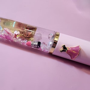 Pink Dress Schneekugel-Stift: Lippenstift-Charm, nachfüllbare Tinte