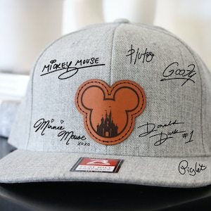 Czapki Disney ze skórzanymi naszywkami | Książki z autografami Disneya | Czapki z autografami postaci | Naszywki skórzane | Czapki Disney | Czapka Myszki Miki |