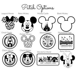 K&ouml;nnte beinhalten: Schwarz-wei&szlig;e Illustrationen verschiedener Disney-Charakter-Patches, darunter Mickey Mouse, Minnie Mouse, Goofy und das Disneyland-Schloss. Die Patches zeigen verschiedene Designs, wie z. B. ein Brezel, ein kariertes Muster und ein Weltreisenden-Logo.