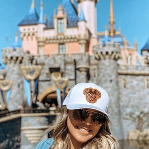 Czapka typu trucker z naszywką ze skóry Myszki Minnie