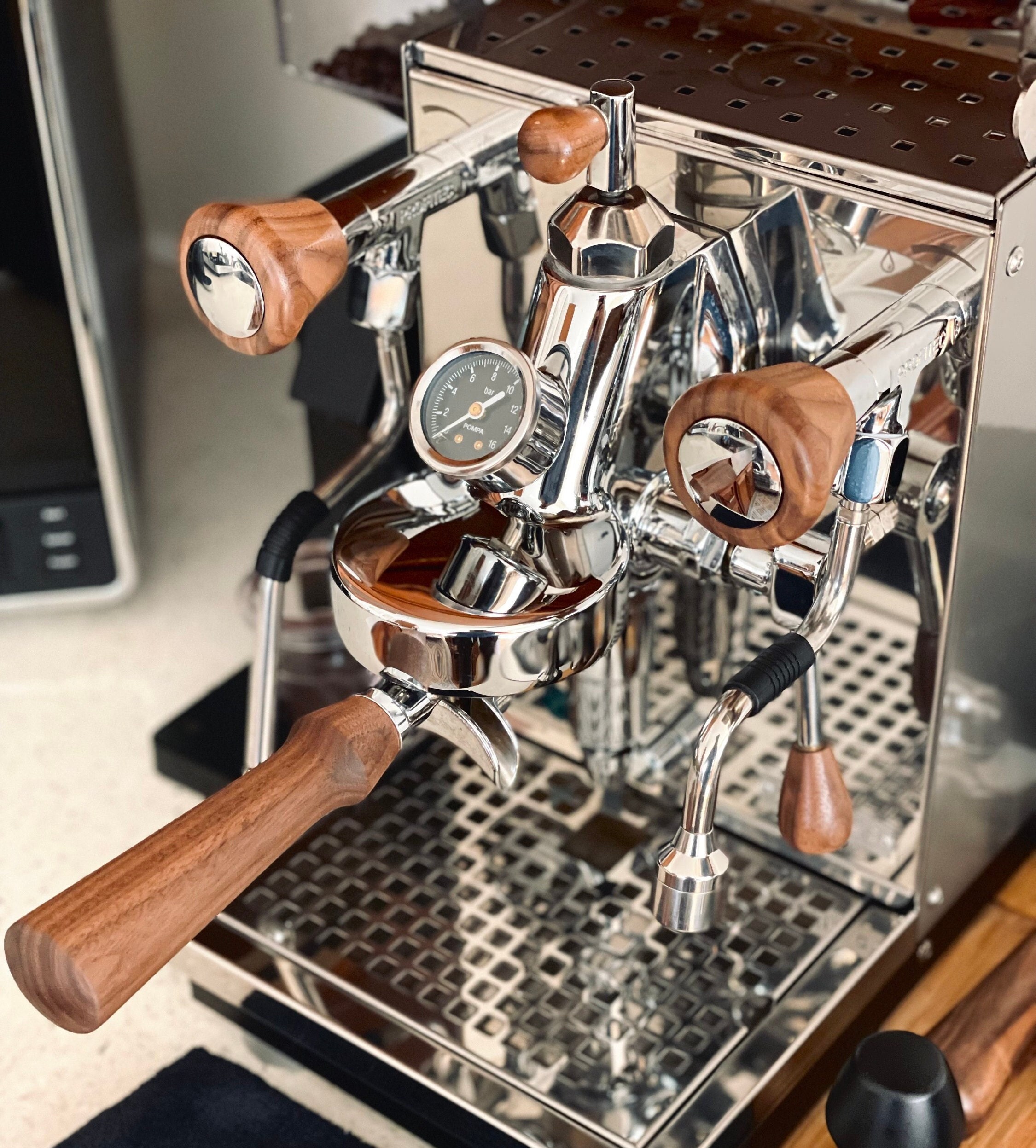 The original concentric chamber manual lever pull espresso machine