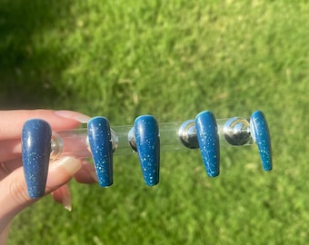 Uñas postizas que cambian de color de azul a verde