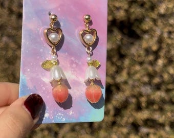 Pendientes de lirio de los valles y fresas para San Valentín