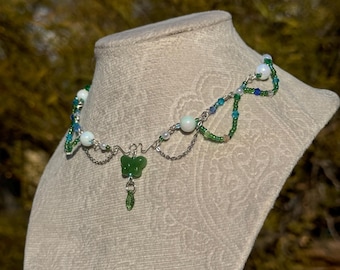 Collar de cuentas azules y verdes con forma de mariposa de hadas