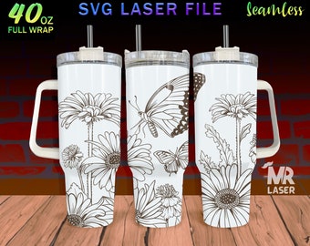 Op de afbeelding: Een witte 40 ounce tumbler met een handvat en een rietje. De tumbler heeft een naadloos ontwerp met een zwart-wit bloemenpatroon met vlinders.