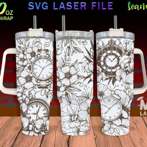 Op de afbeelding: Een naadloos 40 ounce tumbler wrap-ontwerp met een zwart-wit bloemenpatroon met klokken en horloges. Het ontwerp is geschikt voor sublimatieprinten.