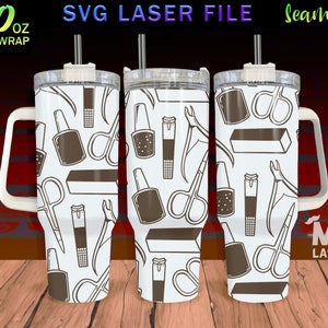 Op de afbeelding: Een witte 40 ounce tumbler met een handvat en een rietje. De tumbler heeft een naadloos ontwerp met een patroon van nagelknippers, vijlen en nagellak flesjes.