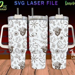 Peut inclure: Un gobelet blanc de 40 onces avec un motif noir et blanc représentant une vache, un fer à cheval, un cactus, des bottes et des flocons de neige. Le gobelet a une poignée et un couvercle avec une paille.