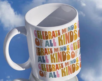 Celebrate Minds of all Kinds Tasse, Neurodivergenz Kaffeetasse, Wavy retro Text Typografie Design, Diversität Vielfalt Kaffeetasse Geschenk