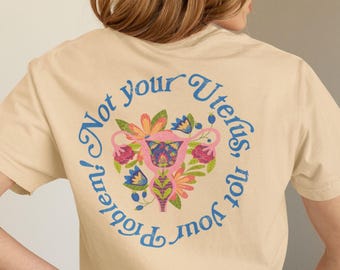 T-Shirt mit feministischer Botschaft "Not your uterus, not your problem, politische Mode, Protest Shirt Oversize, bunte wildblumen grafik