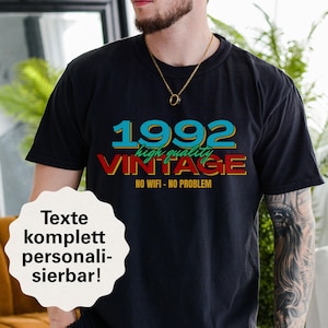 Könnte beinhalten: Schwarzes T-Shirt mit einer bunten Grafik, auf der "1992 high quality vintage" und "NO WIFI - NO PROBLEM" steht.