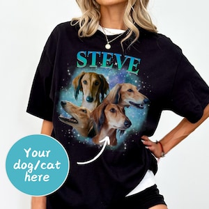Buntes Personalisierbares Tier Shirt für Hunde oder Katzenliebhaber. Oben steht der Name des Tieres, darunter eine Foto Collage mit Fotos vor einem Galaxy Hintergrund.