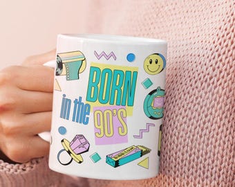 Born in the 90s Tasse, Geburtstagsgeschenk für 90er Jahre Freunde, Nostalgische Kaffeetasse, Lustige Tasse Keramik Geburtstag Millenial