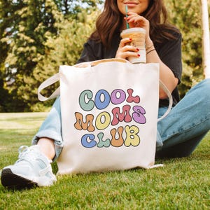 Cool Moms Club colorful jute bag in retro style, mom girlfriend gift for birth, 70s hippie vibe eco-friendly shopping bag