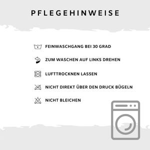Puede incluir: Un fondo blanco con texto negro e iconos que describen las instrucciones de cuidado de una prenda. El texto dice "Pflegehinweise", "Feinwaschgang bei 30 Grad", "Zum Waschen auf Links drehen", "Lufttrocknen lassen", "Nicht direkt &uuml;ber den Druck b&uuml;geln" y "Nicht bleichen". Un icono de lavadora gris se encuentra en la esquina inferior derecha.