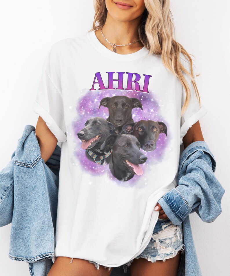 Buntes Personalisierbares Tier Shirt für Hunde oder Katzenliebhaber. Oben steht der Name des Tieres, darunter eine Foto Collage mit Fotos vor einem Galaxy Hintergrund.