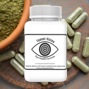 以下が含まれることがあります： 「Tunnel Vision Eye Health Formula」カプセルの白いボトル。ラベルには目のグラフィックが描かれています。緑色のカプセルと粉末がボトルを囲んでいます。成分：ビルベリーリーフパウダー、アイブライトハーブ、ギンコビロバ、フェンネル、グレープシードエキス。