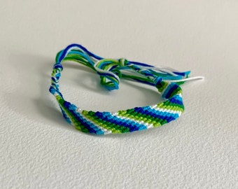 Pulsera de la amistad a rayas con la bandera del orgullo gay