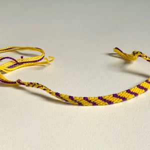 Braccialetto dell'amicizia a strisce con bandiera dell'orgoglio intersessuale