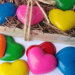 Crayons de couleur coeur - faits main dans une petite ferme avec de la cire locale et américaine - Cadeau pour enfants - Crayons de couleur à la cire d'abeille cultivés à la ferme
