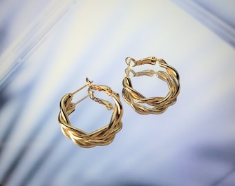 Aros pequeños retorcidos rellenos de oro: aros hipoalergénicos de 20 mm