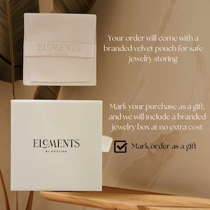 Puede incluir: Una caja blanca con el texto "ELEMENTS BY KRISTINA" en ella. La caja est&aacute; abierta y contiene una bolsa de terciopelo blanco. El texto "Marca tu compra como un regalo, e incluiremos una caja de joyer&iacute;a de marca sin coste adicional" est&aacute; escrito en el lado derecho de la imagen. Una casilla de verificaci&oacute;n con el texto "Marcar pedido como regalo" est&aacute; marcada.