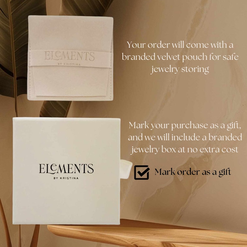 Puede incluir: Una caja blanca con el texto "ELEMENTS BY KRISTINA" en ella. La caja est&aacute; abierta y contiene una bolsa de terciopelo blanco. El texto "Marca tu compra como un regalo, e incluiremos una caja de joyer&iacute;a de marca sin coste adicional" est&aacute; escrito en el lado derecho de la imagen. Una casilla de verificaci&oacute;n con el texto "Marcar pedido como regalo" est&aacute; marcada.