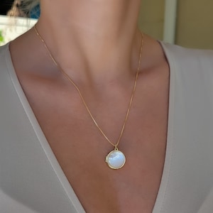 Gold Locket Necklace. Pearl Shell Locket Picture Necklace. Photo Memorial Necklace. Round Locket With Photo. Mothers Day Gift for Her
