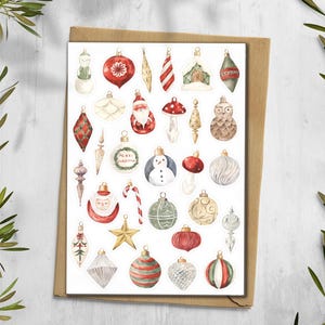 Puede incluir: Una colecci&oacute;n de pegatinas de adornos navide&ntilde;os en acuarela con diversas formas y dise&ntilde;os. Las pegatinas incluyen im&aacute;genes de Pap&aacute; Noel, mu&ntilde;ecos de nieve, setas y adornos de bola tradicionales en colores rojo, verde y dorado. Las pegatinas est&aacute;n sobre un fondo blanco.