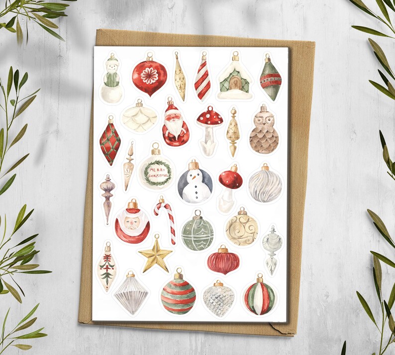 Puede incluir: Una colecci&oacute;n de pegatinas de adornos navide&ntilde;os en acuarela con diversas formas y dise&ntilde;os. Las pegatinas incluyen im&aacute;genes de Pap&aacute; Noel, mu&ntilde;ecos de nieve, setas y adornos de bola tradicionales en colores rojo, verde y dorado. Las pegatinas est&aacute;n sobre un fondo blanco.