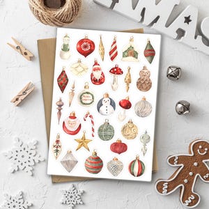 Puede incluir: Una hoja de pegatinas de adornos navide&ntilde;os con varios dise&ntilde;os, incluyendo un mu&ntilde;eco de nieve, Pap&aacute; Noel y un hombre de jengibre. Las pegatinas son de color rojo, verde, dorado y blanco. La imagen tambi&eacute;n incluye copos de nieve decorativos, campanas y un hombre de jengibre.