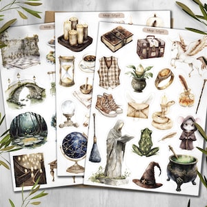 Könnte beinhalten: Drei Stickerbögen mit dem Thema Zauberschule. Die Aufkleber zeigen Illustrationen von Kerzen, Büchern, einem Globus, einem Kessel, einem Frosch, einem Zauberer und anderen magischen Gegenständen. Die Worte "Magic School" sind oben auf den Blättern aufgedruckt.