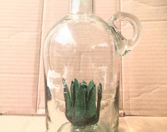 Licorera de vidrio soplado con figura de agave. Glass blown bottle