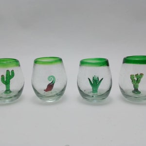 4 vasitos tequileros con figura de vidrio soplado
