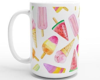 Könnte beinhalten: Weiße Keramiktasse mit einem bunten Aquarellmuster aus Eiswaffeln, Eis am Stiel und Wassermelonenstücken.