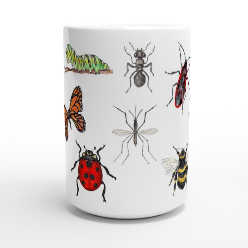 K&ouml;nnte beinhalten: Wei&szlig;e Keramiktasse mit einem bunten Insekten-Design. Die Tasse zeigt einen Schmetterling, einen Marienk&auml;fer, eine Raupe, eine Biene, eine M&uuml;cke und zwei weitere Insekten.