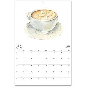 Peut inclure: Une page de calendrier mural pour juillet 2025 pr&eacute;sentant une illustration &agrave; l'aquarelle d'une tasse &agrave; caf&eacute; blanche avec du latte art sur une soucoupe assortie. La grille du calendrier affiche les jours du mois avec les dimanches en rouge.