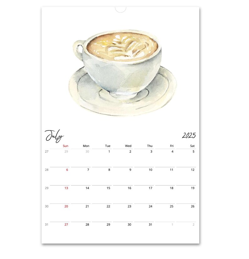 Peut inclure: Une page de calendrier mural pour juillet 2025 pr&eacute;sentant une illustration &agrave; l'aquarelle d'une tasse &agrave; caf&eacute; blanche avec du latte art sur une soucoupe assortie. La grille du calendrier affiche les jours du mois avec les dimanches en rouge.